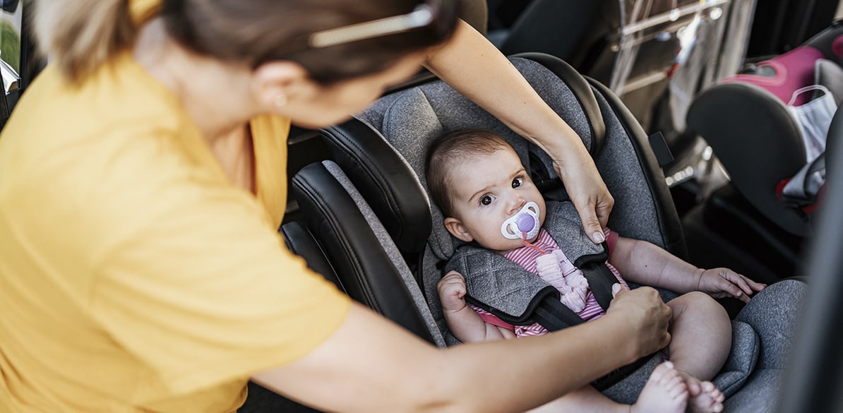 El uso del reductor en un portabebés o silla de niños