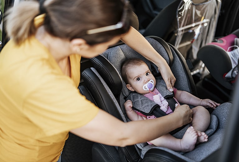 Using a reducer cushion in a baby carrier or child seat