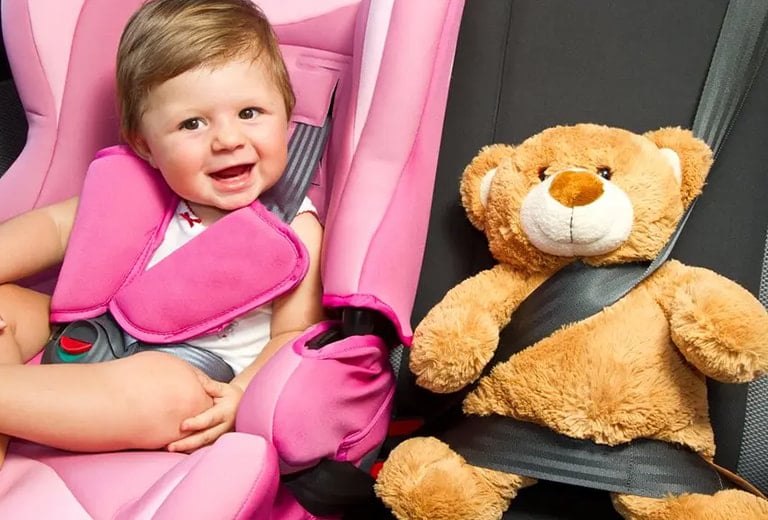 ¿Me pueden inmovilizar el coche por llevar al niño sin sillita?