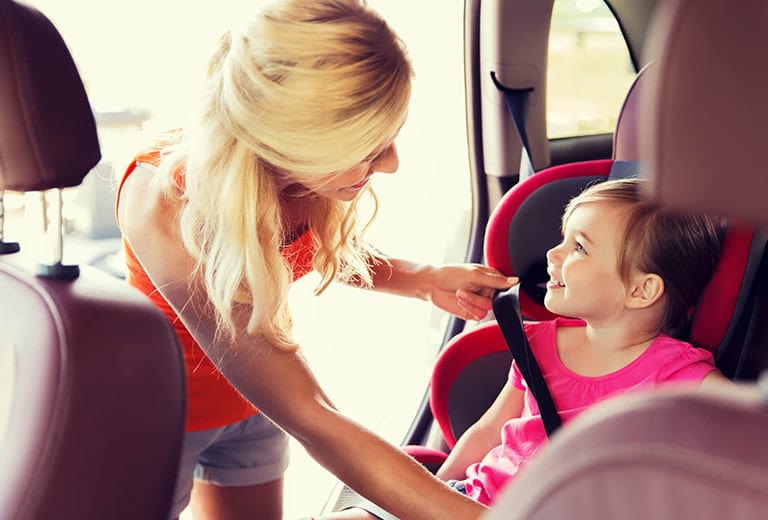 ¿Qué puedo hacer para que mi hijo no tenga tanto calor en la sillita este verano?