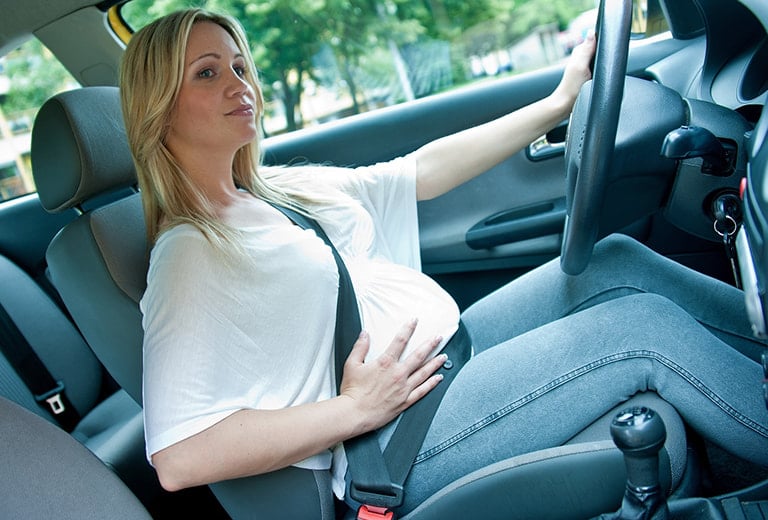 ¿Qué no debo hacer nunca al volante si estoy embarazada?
