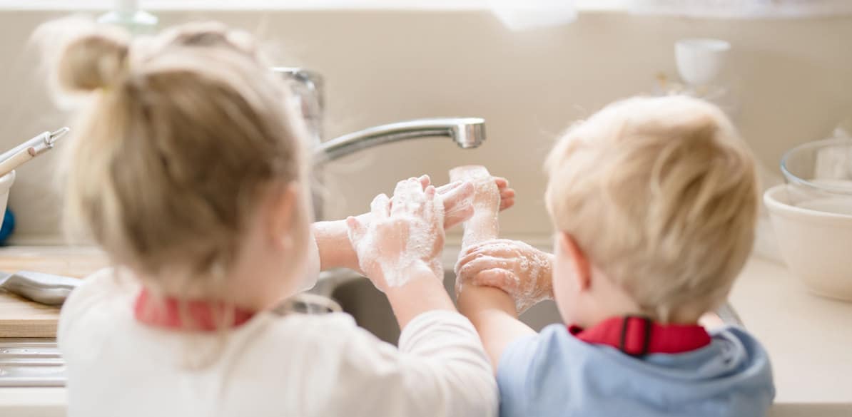 Para prevenir la COVID-19, empieza con agua con jabón