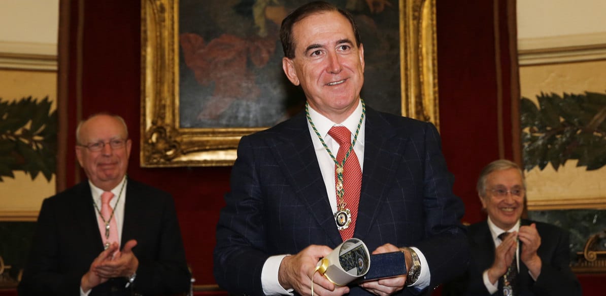 Reconocimiento a nuestro trabajo para que las personas vivan más y mejor Antonio Huertas, presidente de Fundación MAPFRE, recibe la medalla de honor de la Real Academia Nacional de Medicina