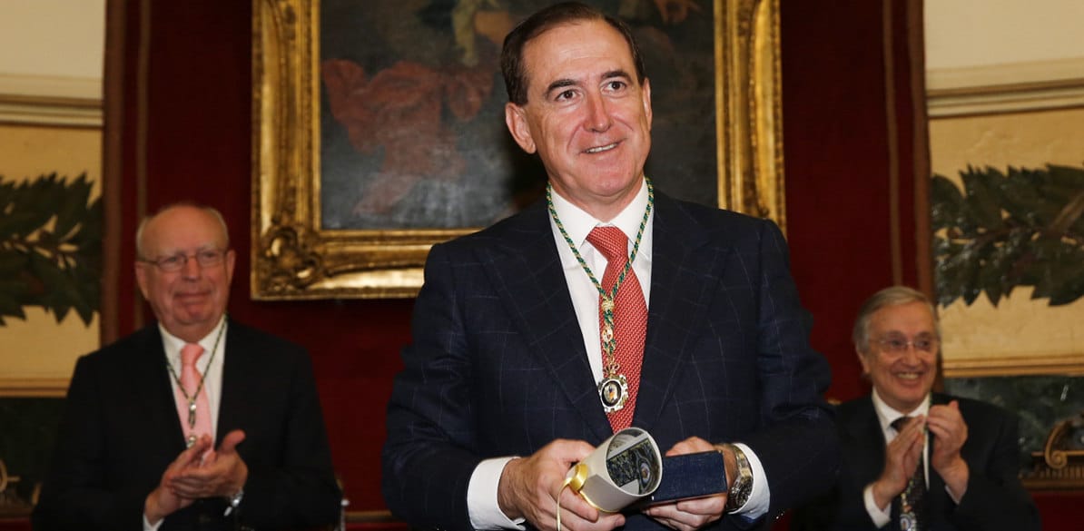 Antonio Huertas, President of Fundación MAPFRE, is awarded the medal of honor from the Spanish Royal Academy of Medicine