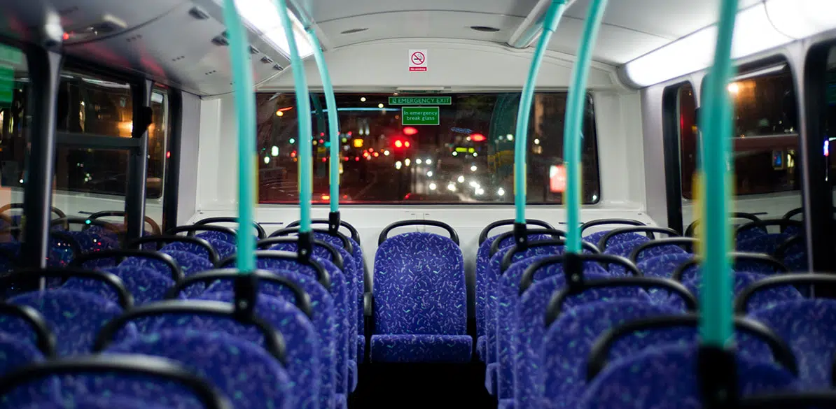 Si viajas en autobús, esto es lo que puedes hacer para que tu niño viaje más seguro En autobús, si los asientos tienen cinturón de seguridad, es obligatorio ponérselo.