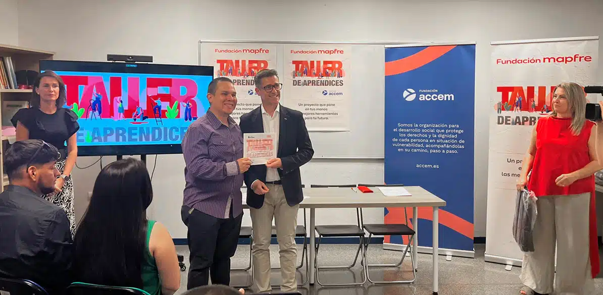 Talleres de Aprendices Acto de entrega de diplomas del Taller de Aprendices junto a Accem