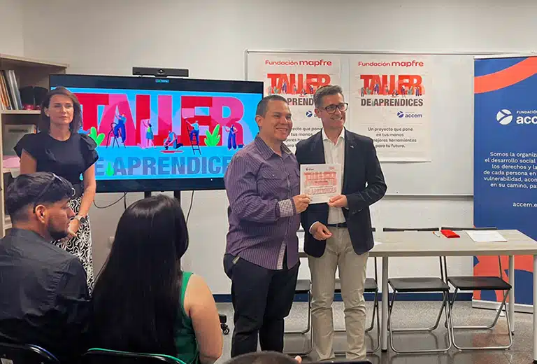 Los aprendices reciben sus diplomas y se preparan para dar el salto al empleo