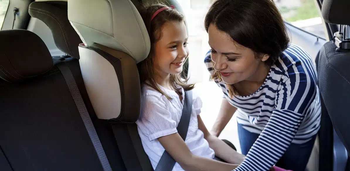 El uso del reposacabezas del coche en los sistemas de retención infantil