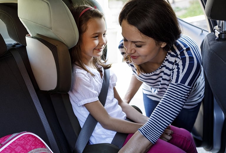 Reposacabezas del coche y sistemas de retención infantil