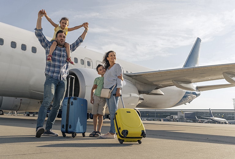 Cómo viajar de manera segura con niños en avión – Morada Segura