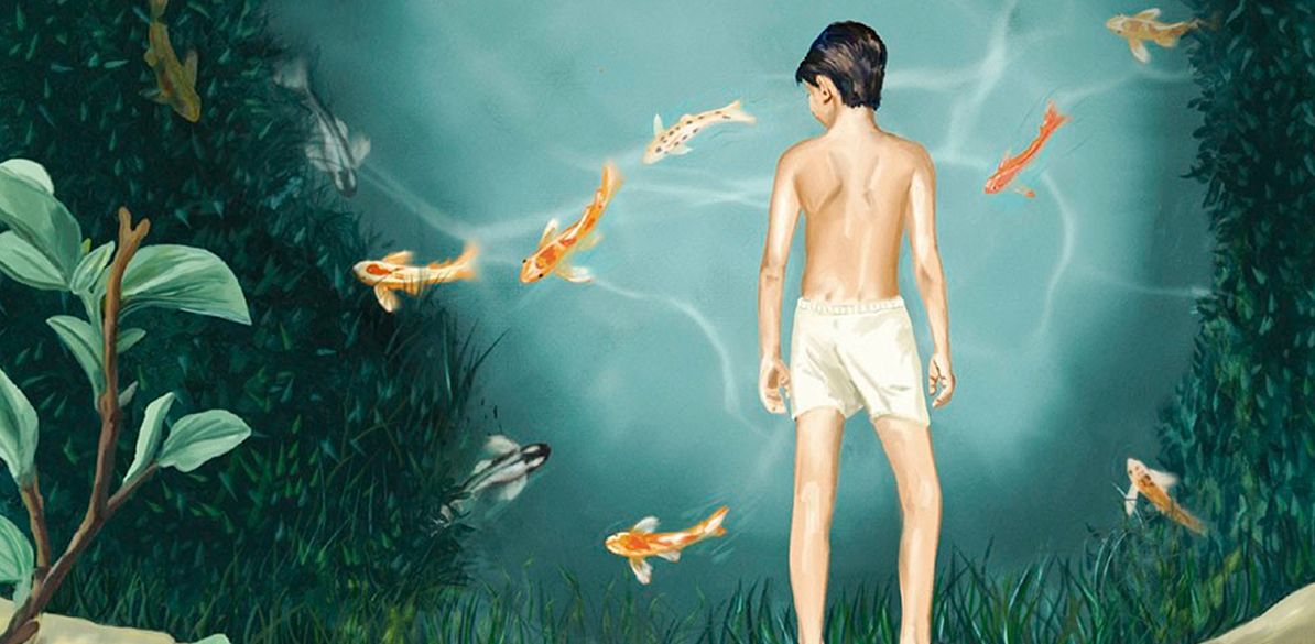 Premio literario Niño de espaldas, en calzoncillos blancos, de pie dentro de un estanque turquesa; carpas koi naranjas y blancas nadan a su alrededor dejando estelas; orillas con hierba alta y arbustos densos; luz suave crea remolinos en el agua; escena calmada, contemplativa y onírica de naturaleza e infancia.
