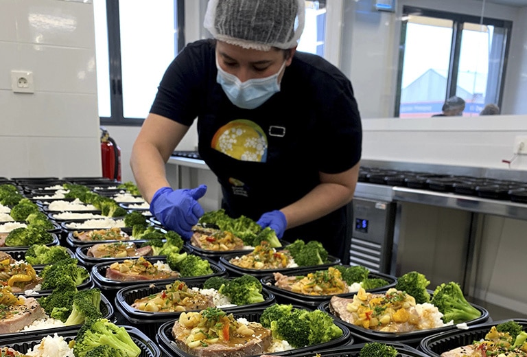 30.000 comidas de navidad para familias vulnerables Nos unimos a la World Central Kitchen, la ONG del chef José Andrés con 300 de nuestros voluntarios por un día de navidad mejor para familias con pocos recursos