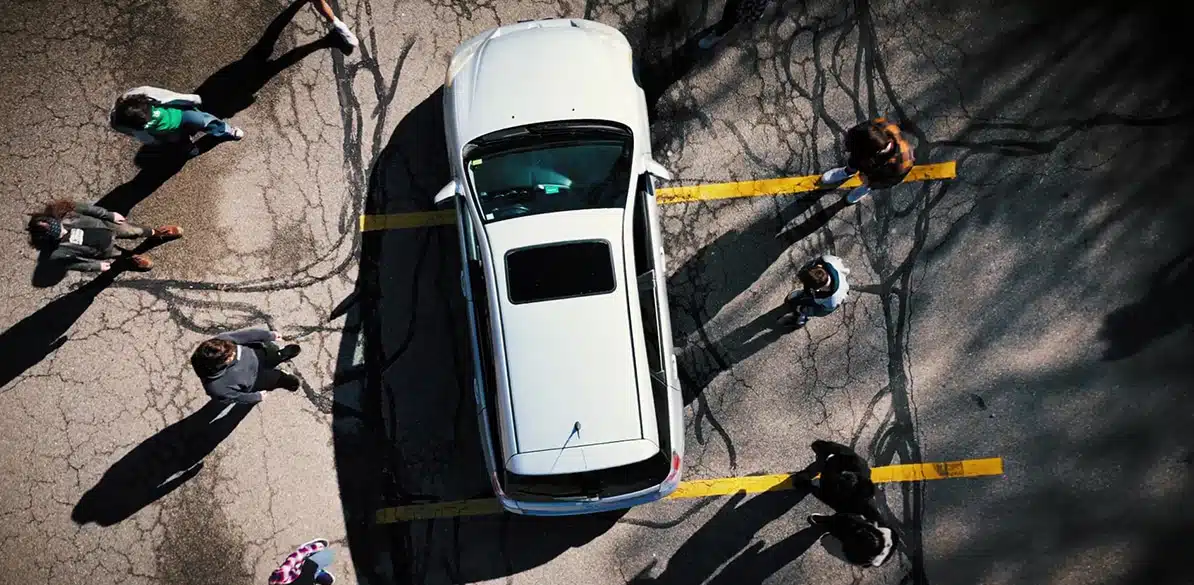 ¿Prefieres enfrentarte a unos zombis o a un conductor temerario? El programa Look Both Ways convoca un concurso de anuncios sobre seguridad vial para alumnos de secundaria