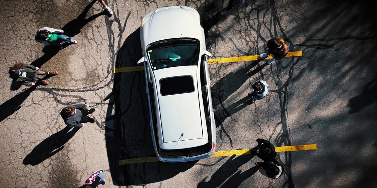 ¿Prefieres enfrentarte a unos zombis o a un conductor temerario? El programa Look Both Ways convoca un concurso de anuncios sobre seguridad vial para alumnos de secundaria