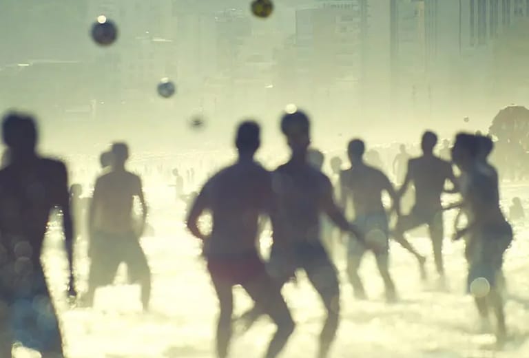 Brasil Jóvenes jugando un partido de fútbol en Brasil.