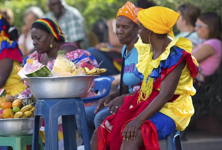 Colombia Mujeres en un mercado tradicional de Colombia.