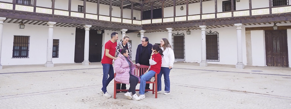 Personas sentadas en un entorno rural