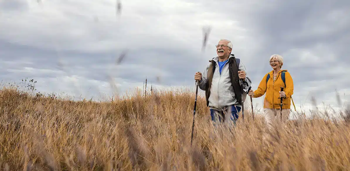 Dos personas paseando por el campo