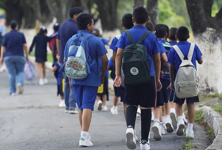 Chicos caminando hacia un centro educativo