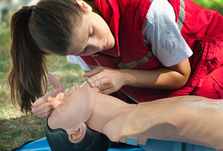 Curso para profesores en urgencias y emergencias sanitarias Este curso e-learning te ayudará a prevenir accidentes, a fomentar la cultura de la auto-protección y actuar cuando sea necesario