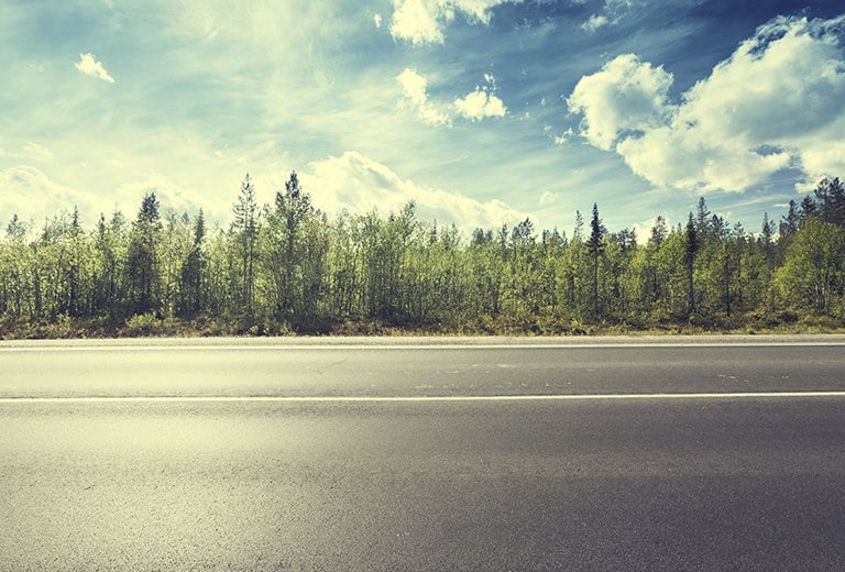 Caminar por la carretera con los menores riesgos posibles