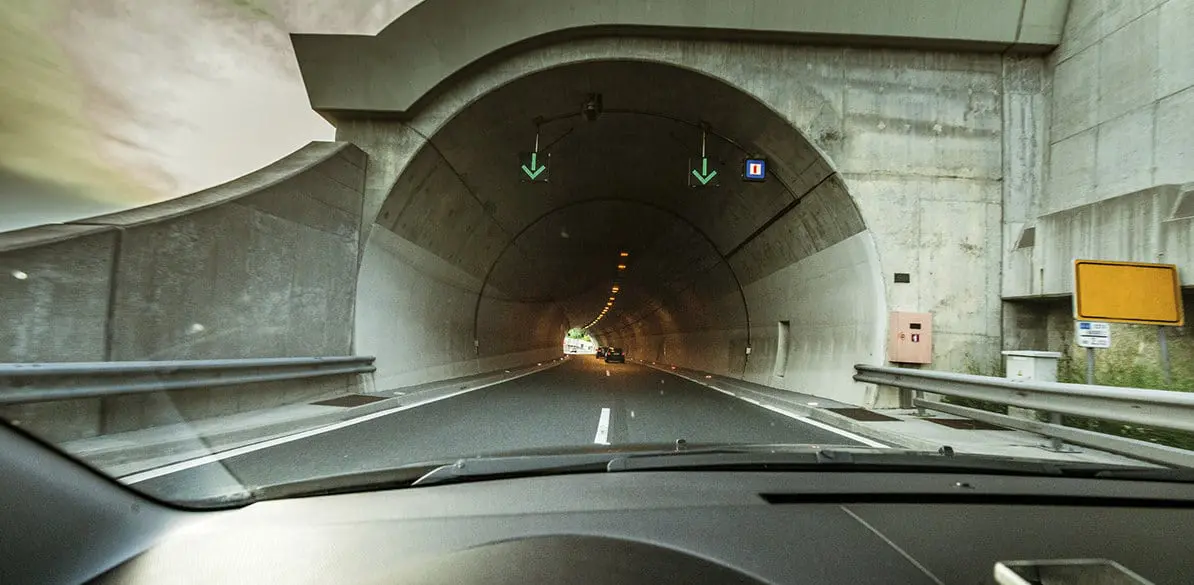 ¿Cómo debemos circular en pasos a nivel, puentes móviles o túneles? Ni todas las carreteras son rectas ni tampoco debemos conducir siempre de la misma forma