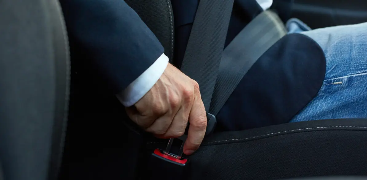 ¿Es siempre obligatorio el cinturón de seguridad en el coche? Siempre que vayamos a ir en coche debemos utilizar el cinturón de seguridad