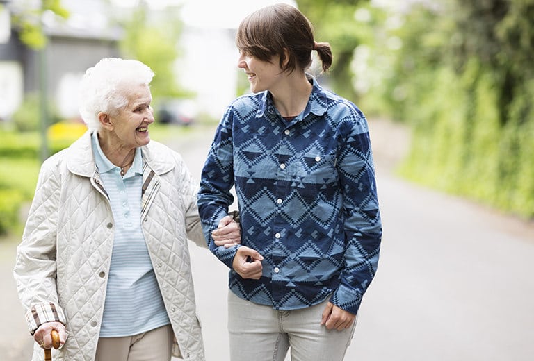 Seis consejos para llevar a nuestros abuelos en el coche