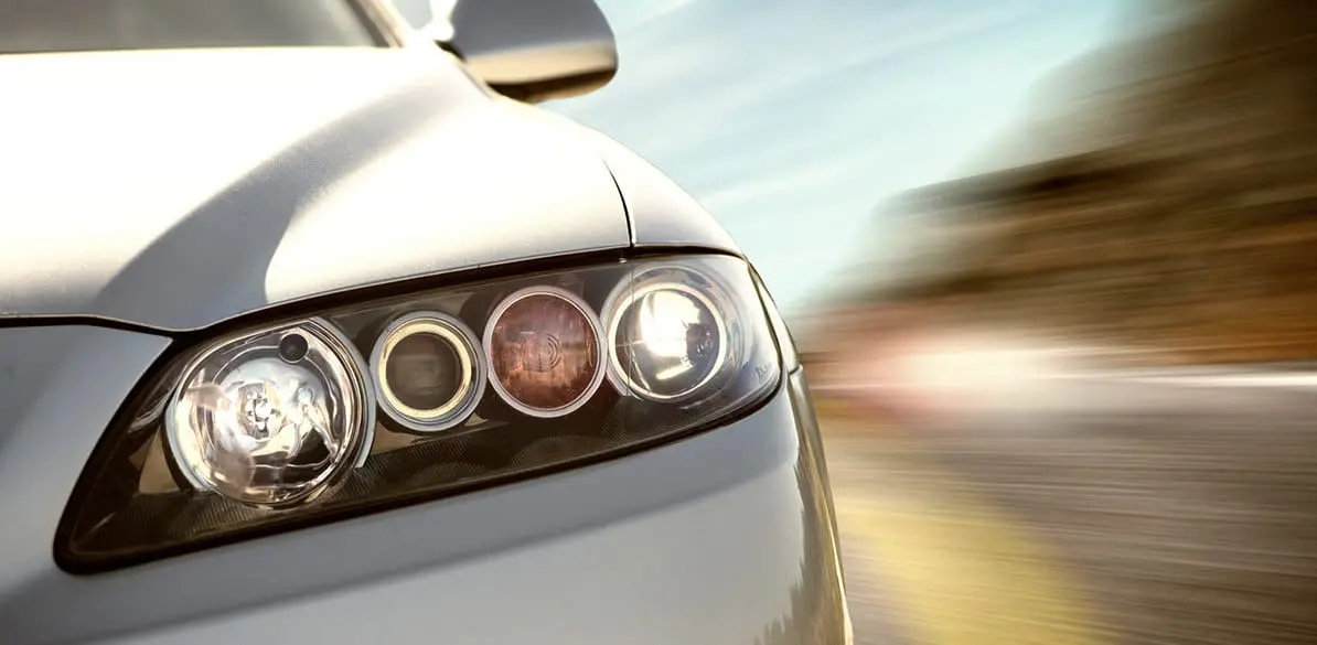 ¿Por qué debo encender las luces de cruce durante el día? ¿Has visto que algunos coches van con las luces de cruce encendidas durante el día?