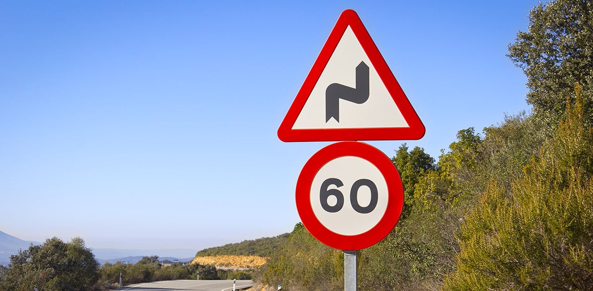 ¿Me pueden multar por ir demasiado despacio? Ir a una velocidad más reducida de lo reglamentariamente indicado también puede suponernos una multa