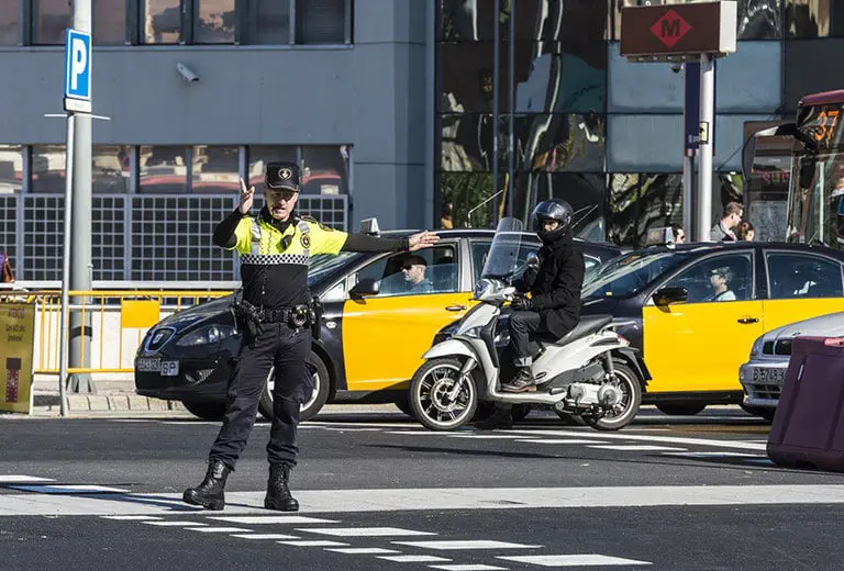 ¿Qué señales te puede hacer un agente de tráfico? Repasamos sus indicaciones