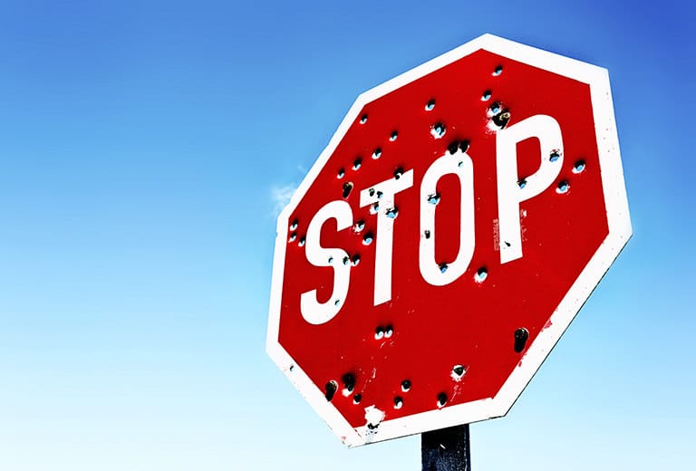 ¿Quién debe cambiar las señales de tráfico defectuosas o mal colocadas?
