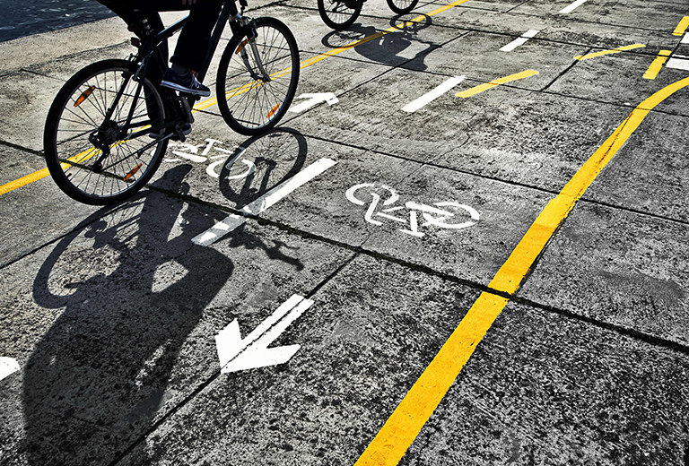 ¿Te mueves en bicicleta? Consejos básicos de seguridad vial ciclista
