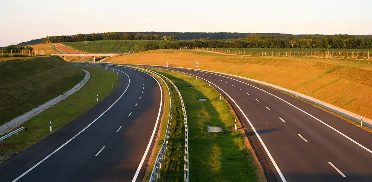 ¿Qué diferencia una autopista o autovía de una vía urbana?