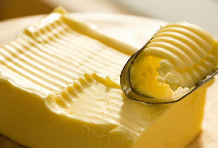 Evita los quesos curados, mantequillas, margarinas con sal y lácteos no desnatados