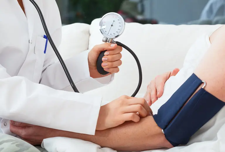 Importancia de hacerse revisiones médicas para prevenir una patología cardiovascular La prevención cardiovascular y los hábitos saludables serán muy importantes para mantener el corazón sano.