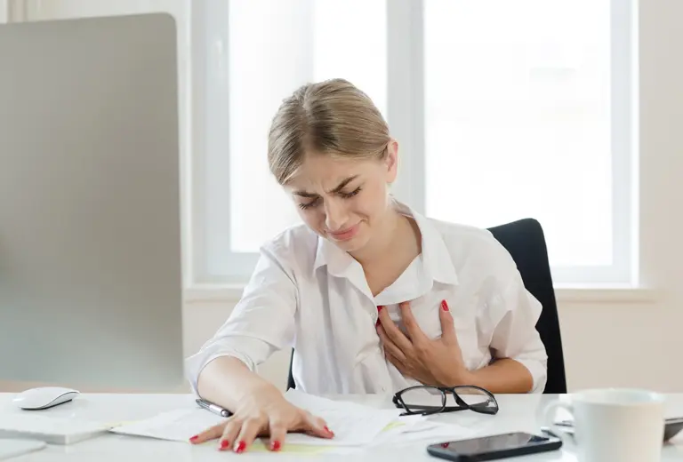 Síntomas del infarto en la mujer Te contamos cómo identificar las señales previas a un ataque al corazón y cómo evitar los factores de riesgo.