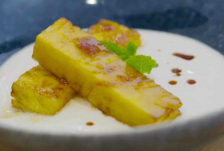 Mousse de queso fresco con piña caramelizada