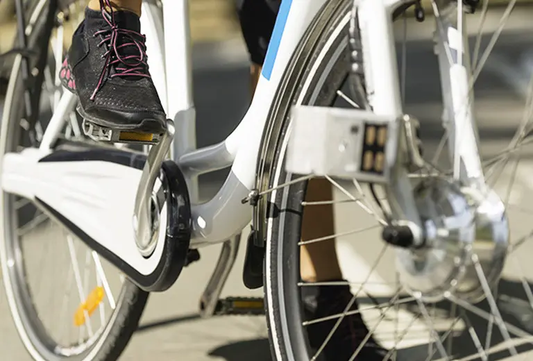 ¿Cómo utilizar la bicicleta eléctrica de manera segura?