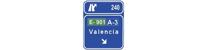 Señal sobre la calzada en autopista y autovía. Salida inmediata hacia autopista o autovía