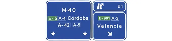 Señales sobre la calzada en autopista o autovía. Salida hacia autopista o autovía y dirección propia