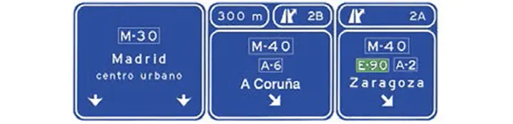 Señales sobre la calzada en autopista o autovía. Dos salidas inmediatas muy próximas hacia autopista o autovía y dirección propia
