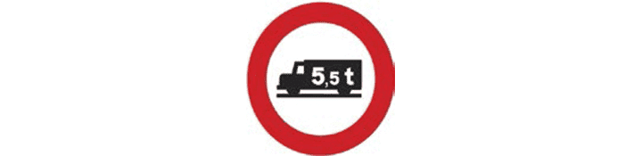 Entrada prohibida a vehículos destinados al transporte de mercancías con mayor masa autorizada que la indicada