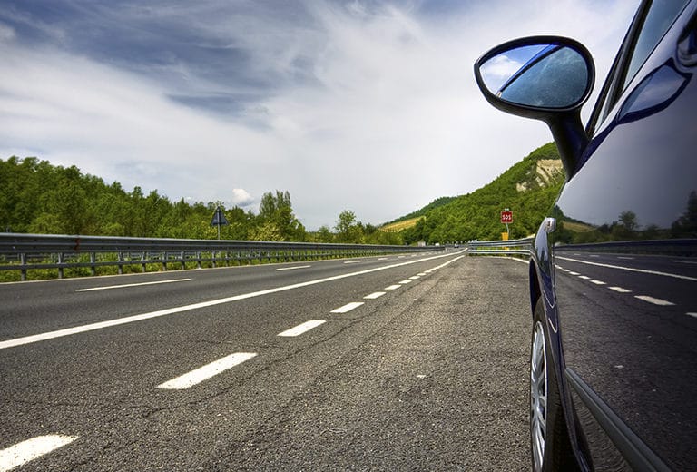 Avoid the blind spots of other vehicles