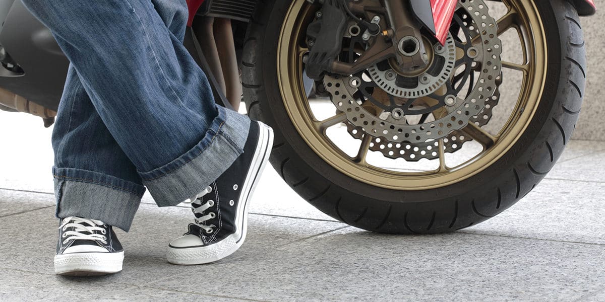 Calzado inadecuado en moto - MAPFRE