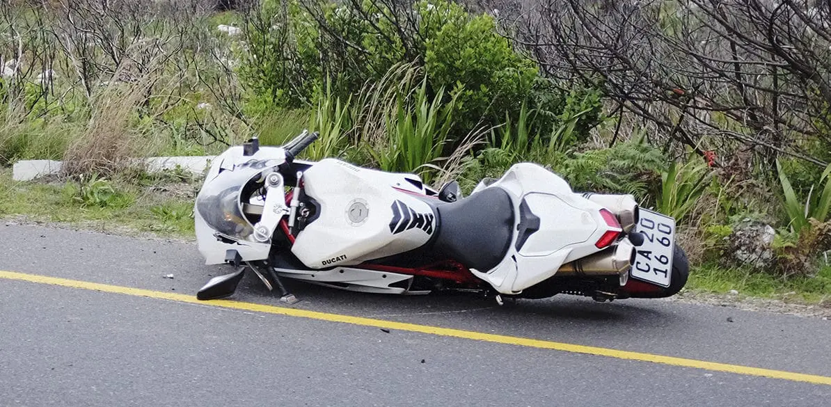 Mi moto al suelo: ¿Cómo levanto mi moto? Consejos para levantar nuestra moto si se cae al suelo