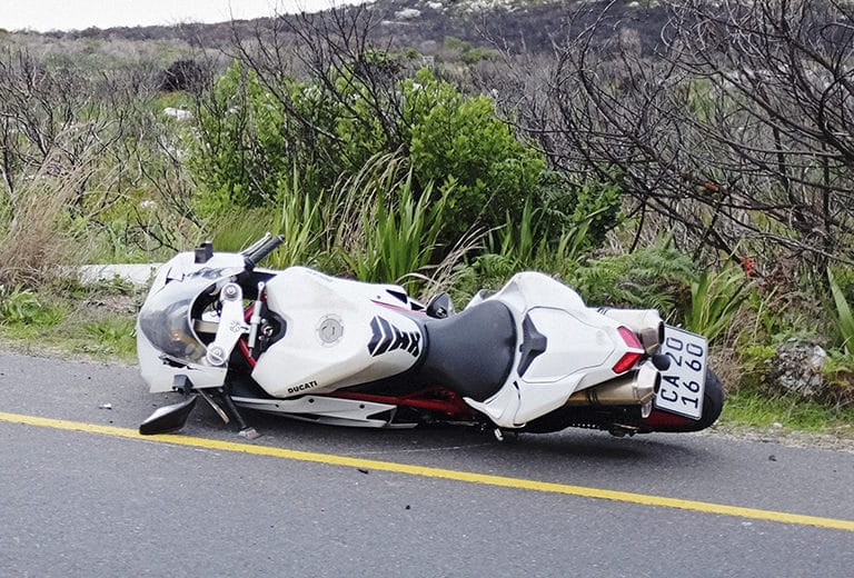 Mi moto al suelo: ¿Cómo levanto mi moto?