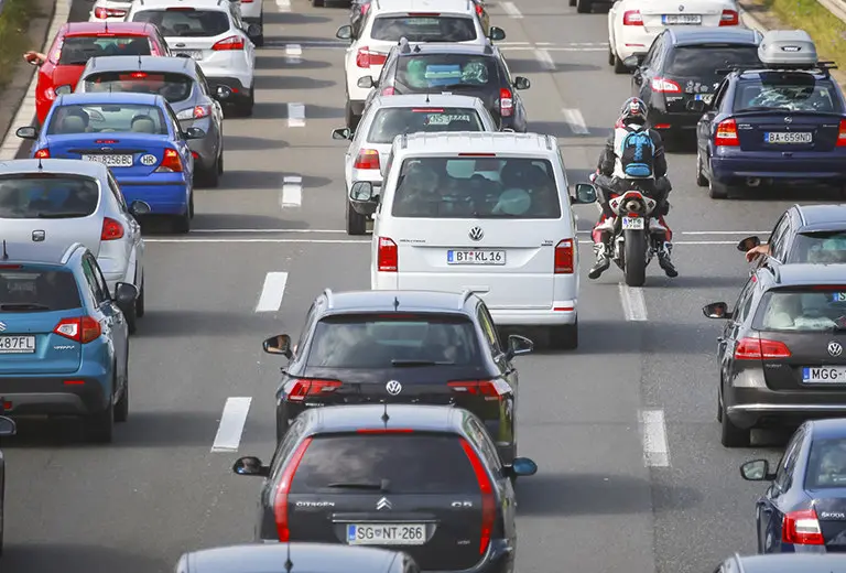 Ir entre coches por ciudad no es buena idea