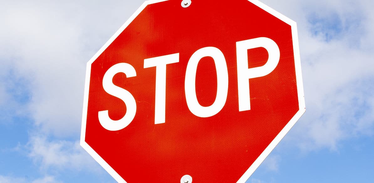The importance of the stop and double stop The STOP and the double STOP are two signals to take into account when riding a motorcycle