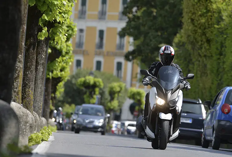 La moto y el carril bus